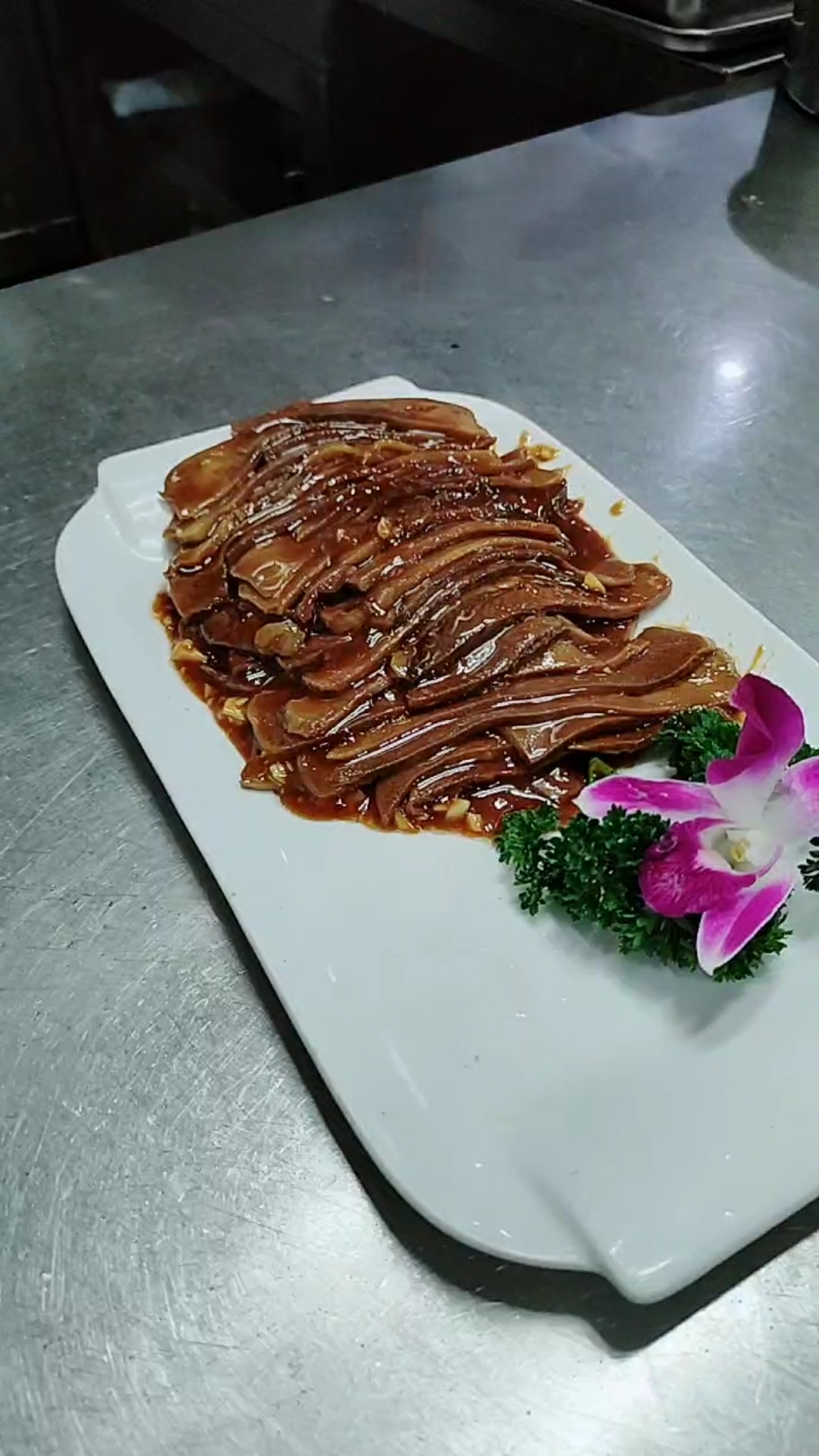 不可辜负的美食#清真菜扒牛舌,出盘这一刻美爆了.