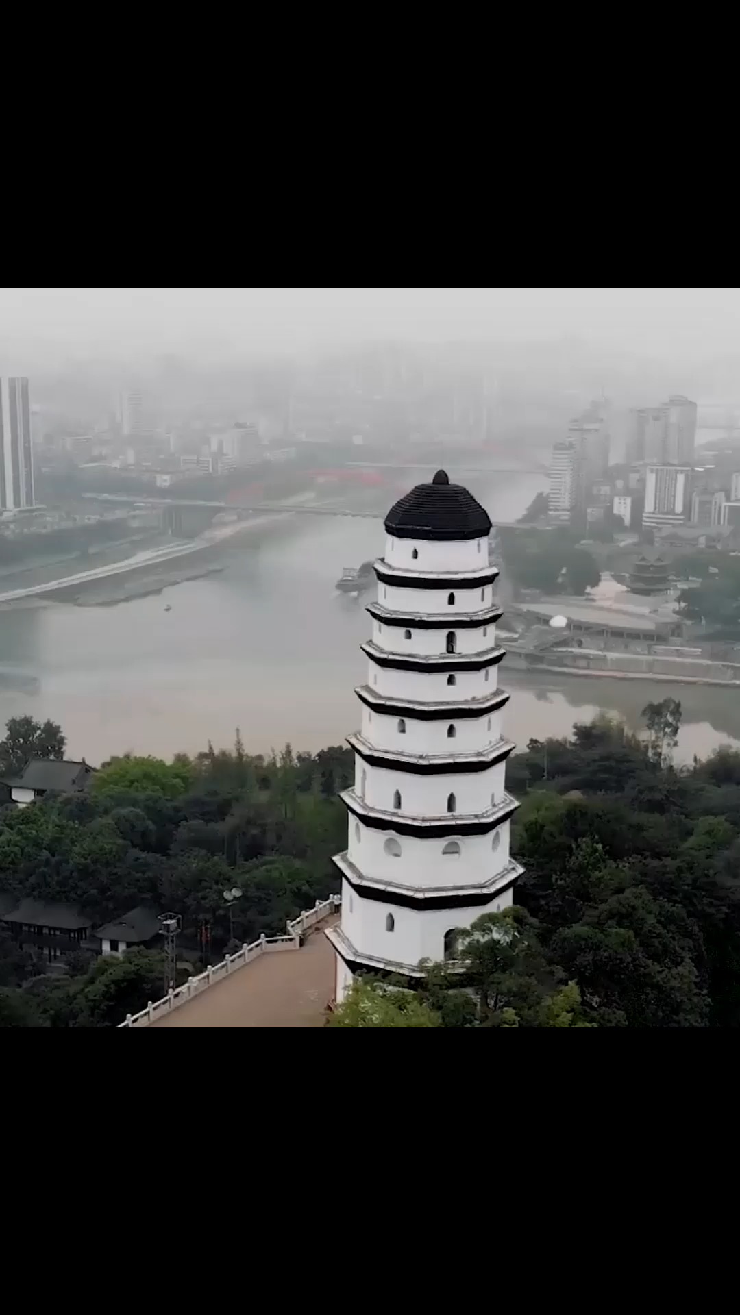万里长江第一城四川宜宾,两江交汇处泾渭分明,恰似鸳鸯火锅