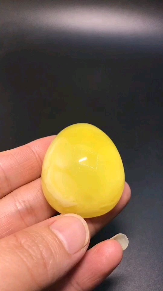 白花蜜蜡水滴,形状饱满,全品无暇,重16.46克