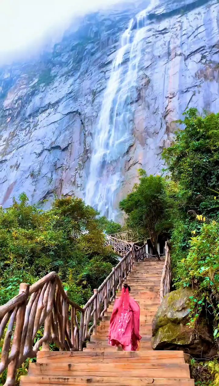 福建泉州德化石牛山景區,岱仙瀑布飛瀉直下184米,被譽為,華東第一瀑