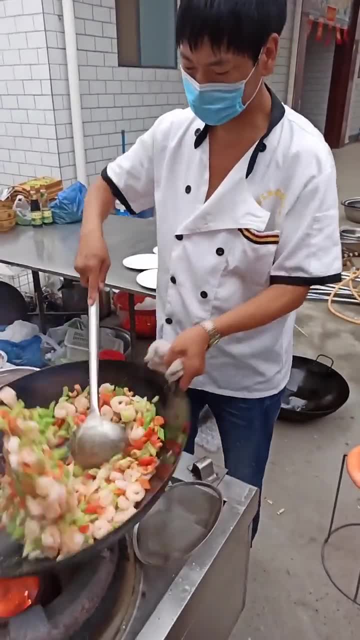 大厨颠勺动作很轻松,挥洒自如!