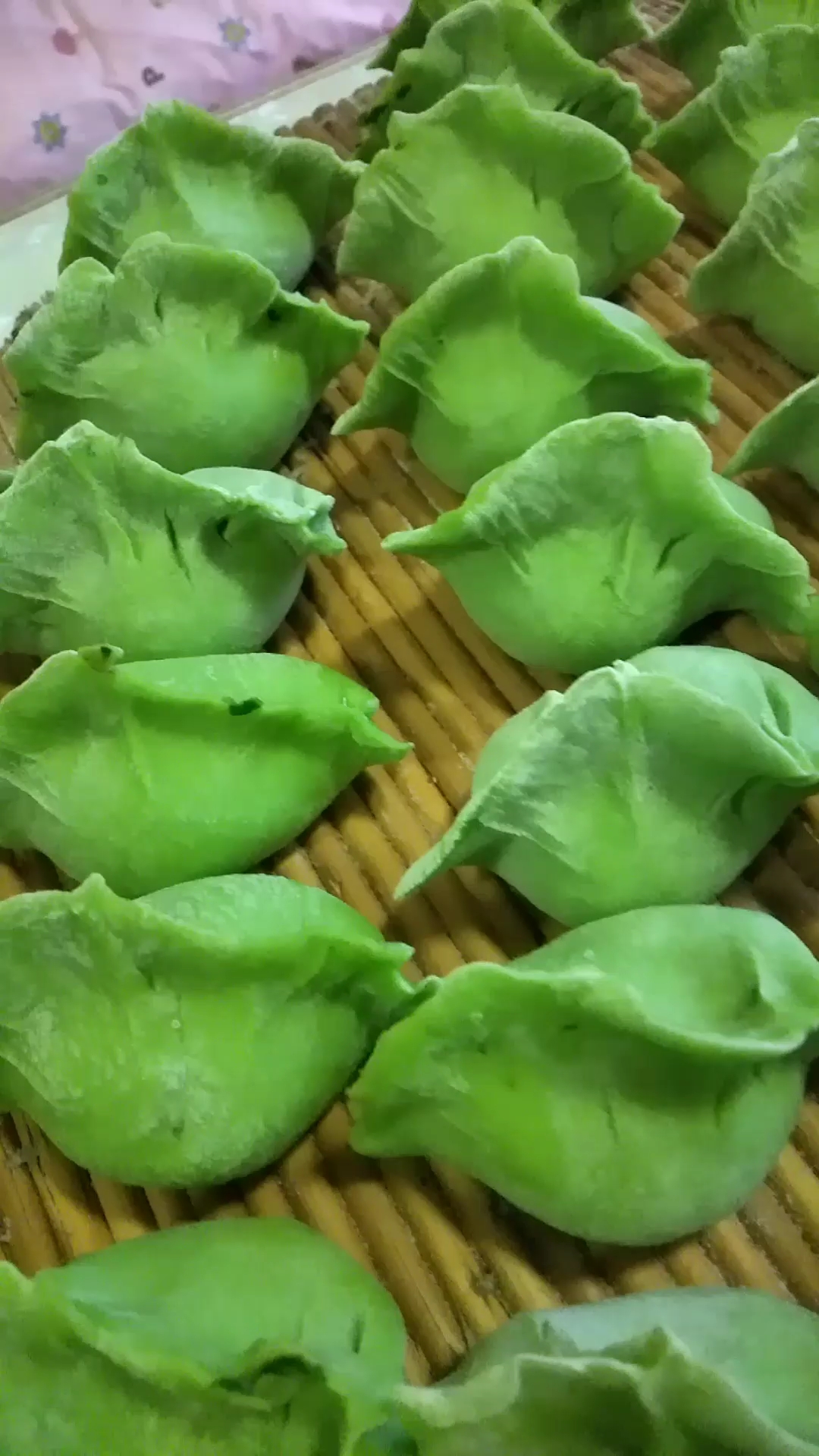 纯天然绿色蔬菜汁和面的白菜肉水饺,有没有勾起你的食欲呢