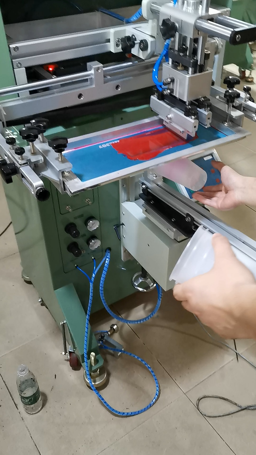 骏欣塑料杯子印刷机纸碗纸杯保温杯丝印机德州丝印机厂家