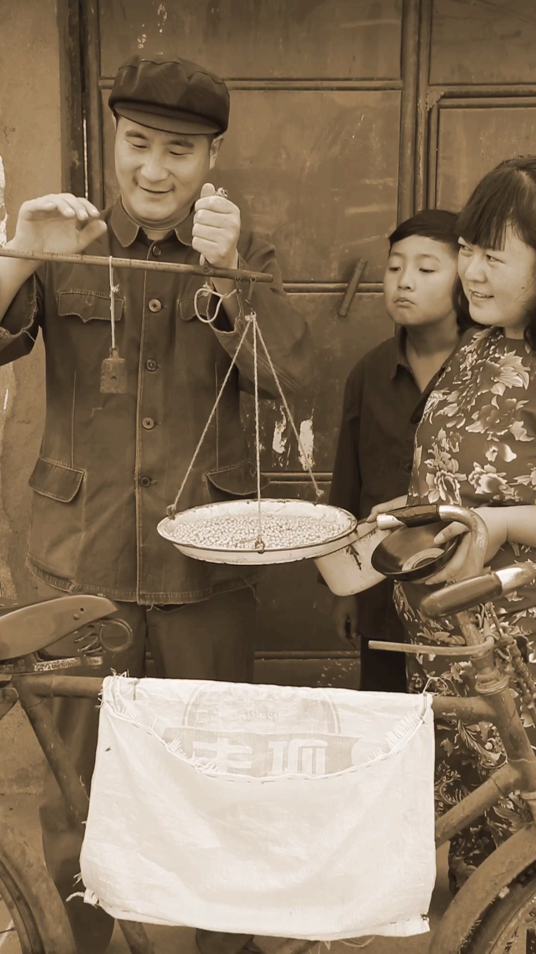 90童年回忆小时候用豆子换豆腐,那时候能吃上豆腐真的很开心快乐了!