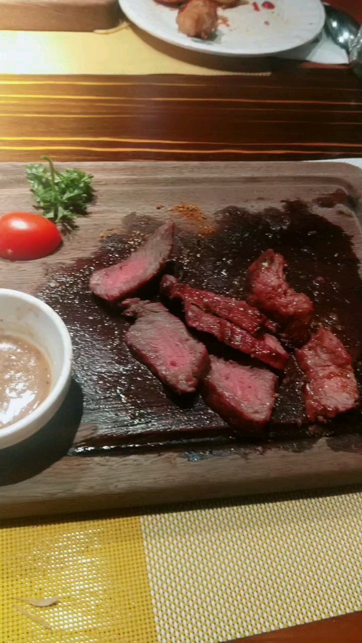 舌尖上的旅行#来两份果木烤牛排,又香又嫩,味道超棒!