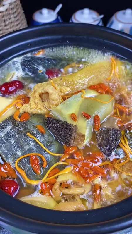 老婆每个月有那么几天不舒服,炖两次甲鱼乌鸡汤给她喝吧!