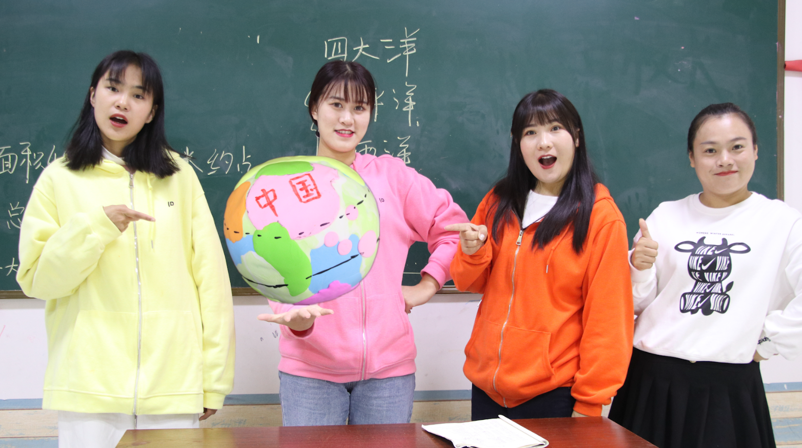 同学们学不会地理,王小九用粘土做地球仪帮助他们,这下简单了