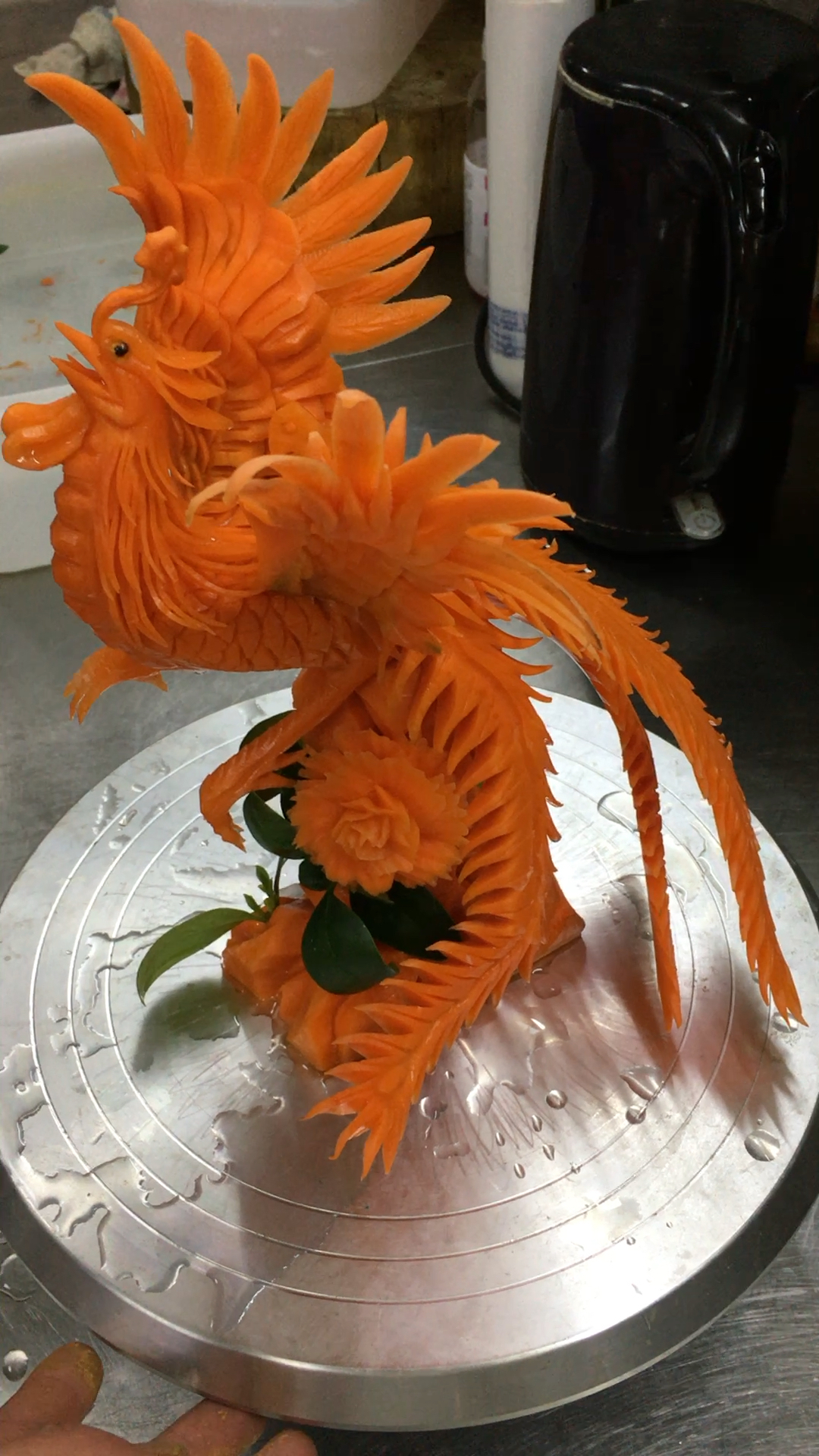 胡萝卜雕刻的凤凰,像不像你们说了算