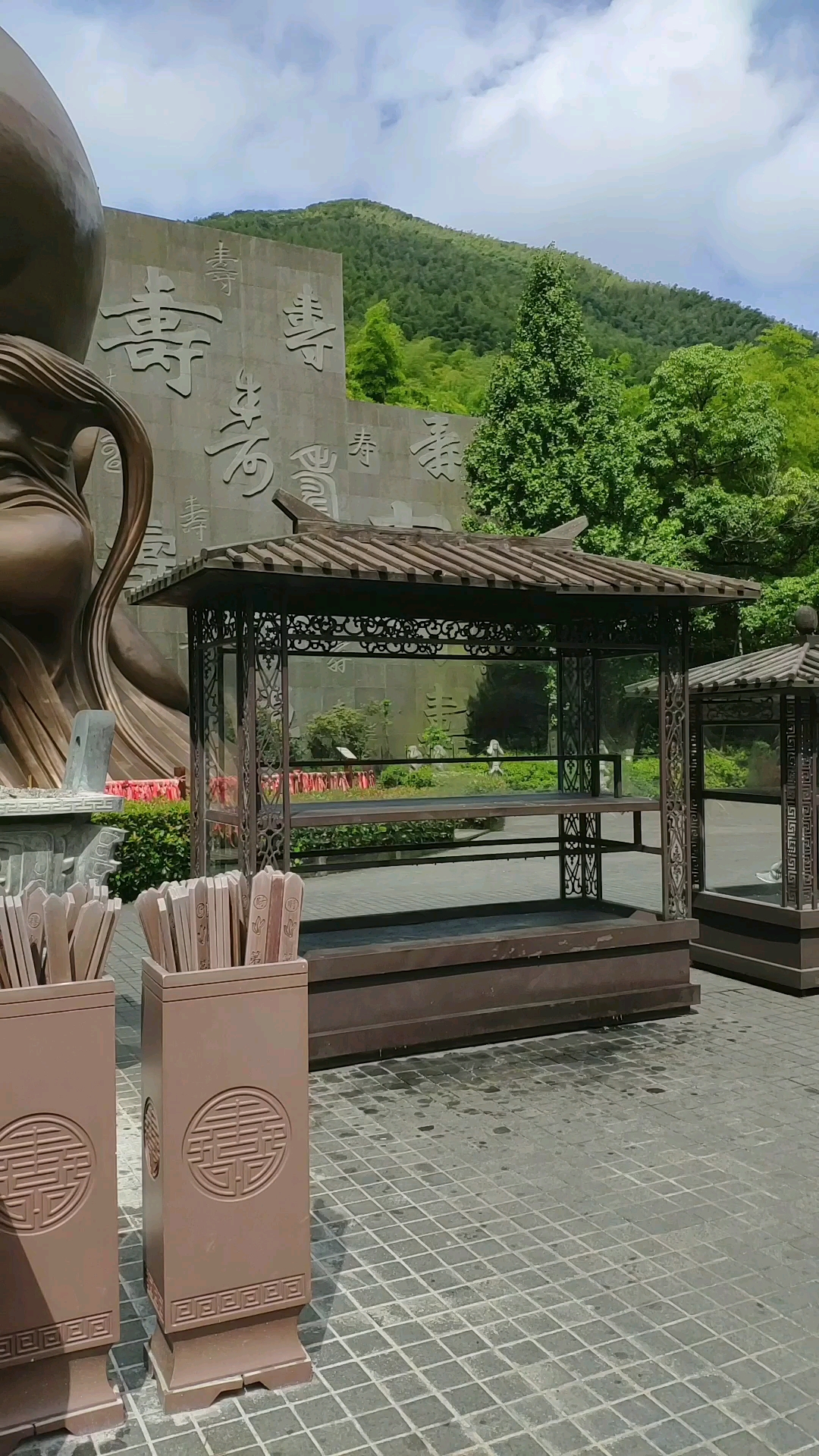 南山竹海寿星高12.8米,纯铜制成.