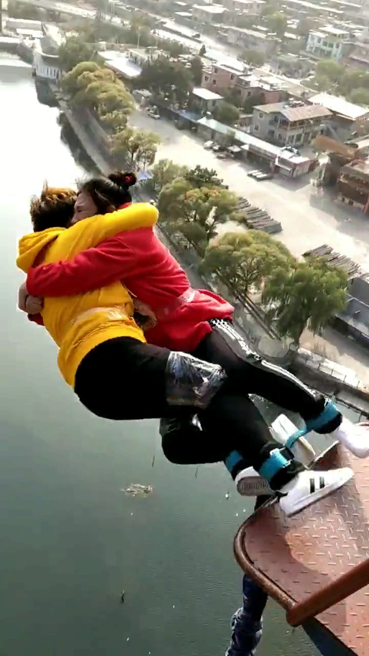 蹦极让彼此抱的更紧#怎样不害怕?两个人的不害怕