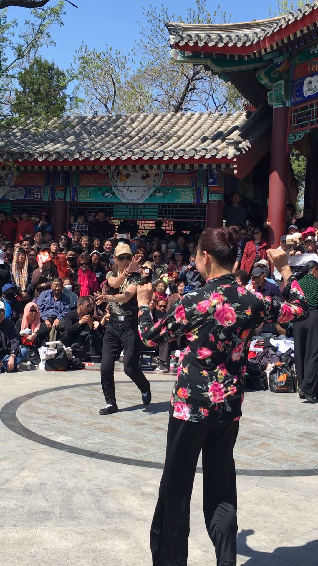 80岁的天津网红张大爷舞很棒的和美女棒棒哒
