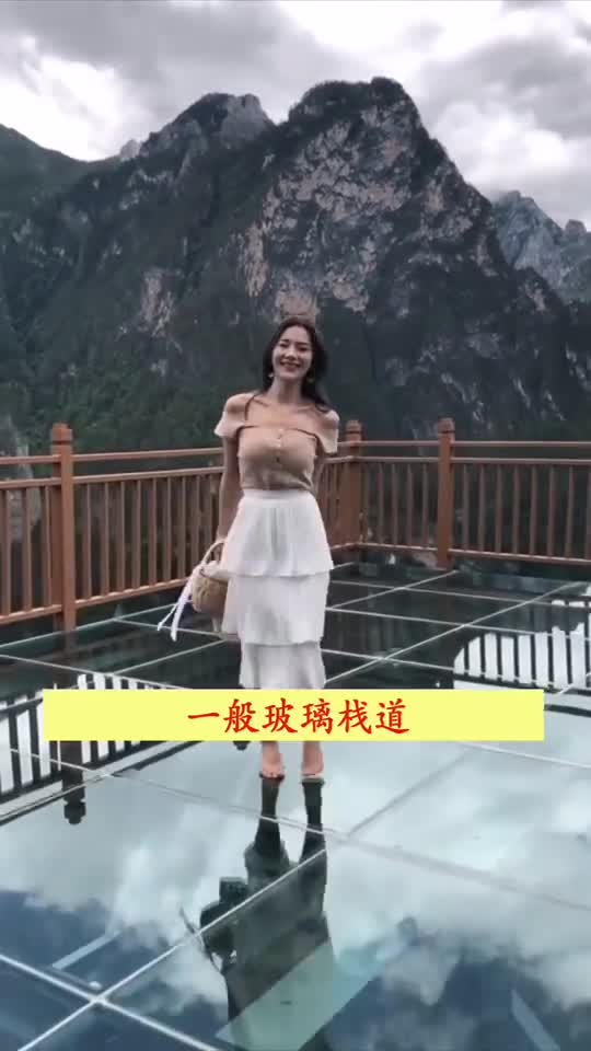 玻璃桥看穿裙子的女生图片