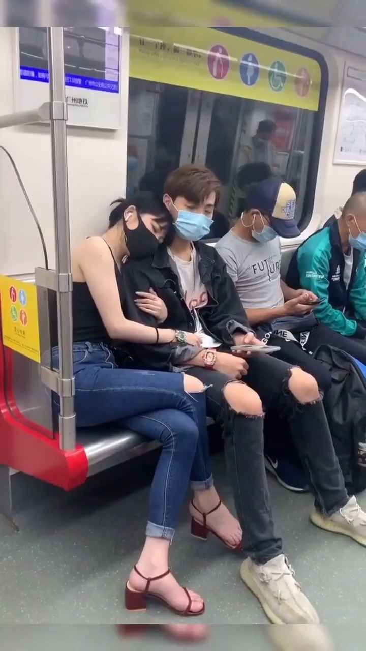 下班在地铁上看到一对小情侣依偎在一起,没想到难道我单身二十就要
