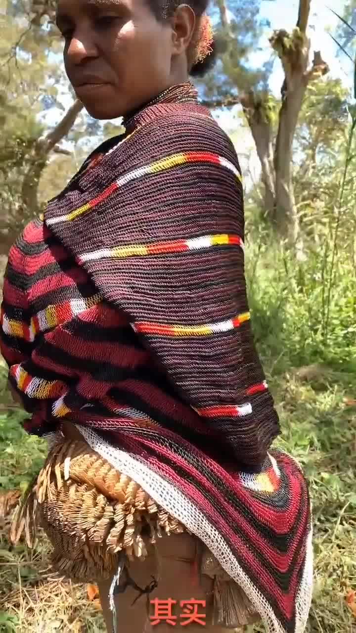 这是原始部落里的原始服饰,非常的简陋,非常的原始