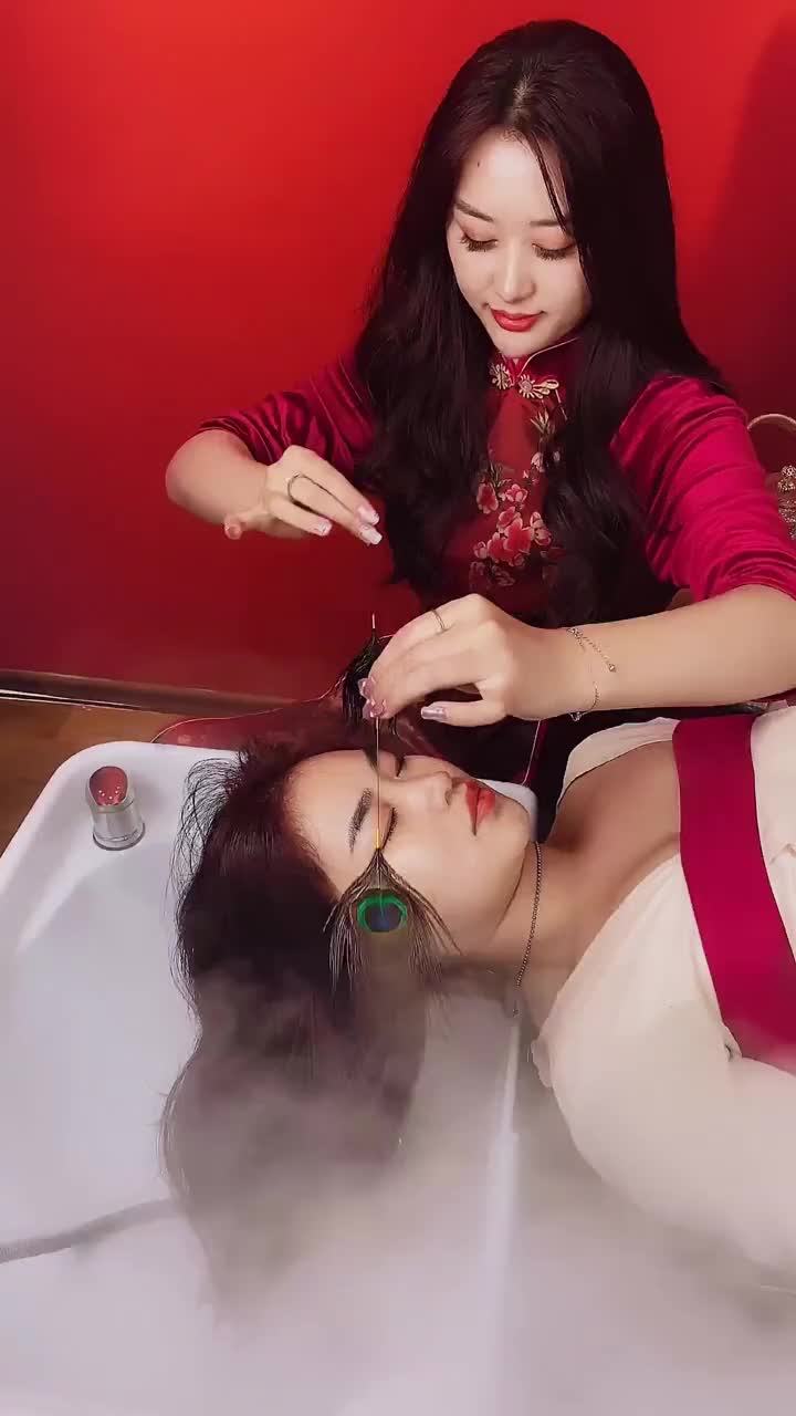 现在的年轻人真会享受!汉服小姐姐挑战采耳体验,耳朵里注水也很舒服