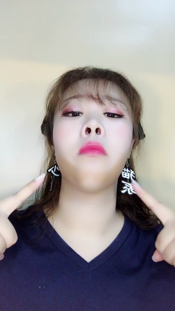 这下巴太尖了吧?