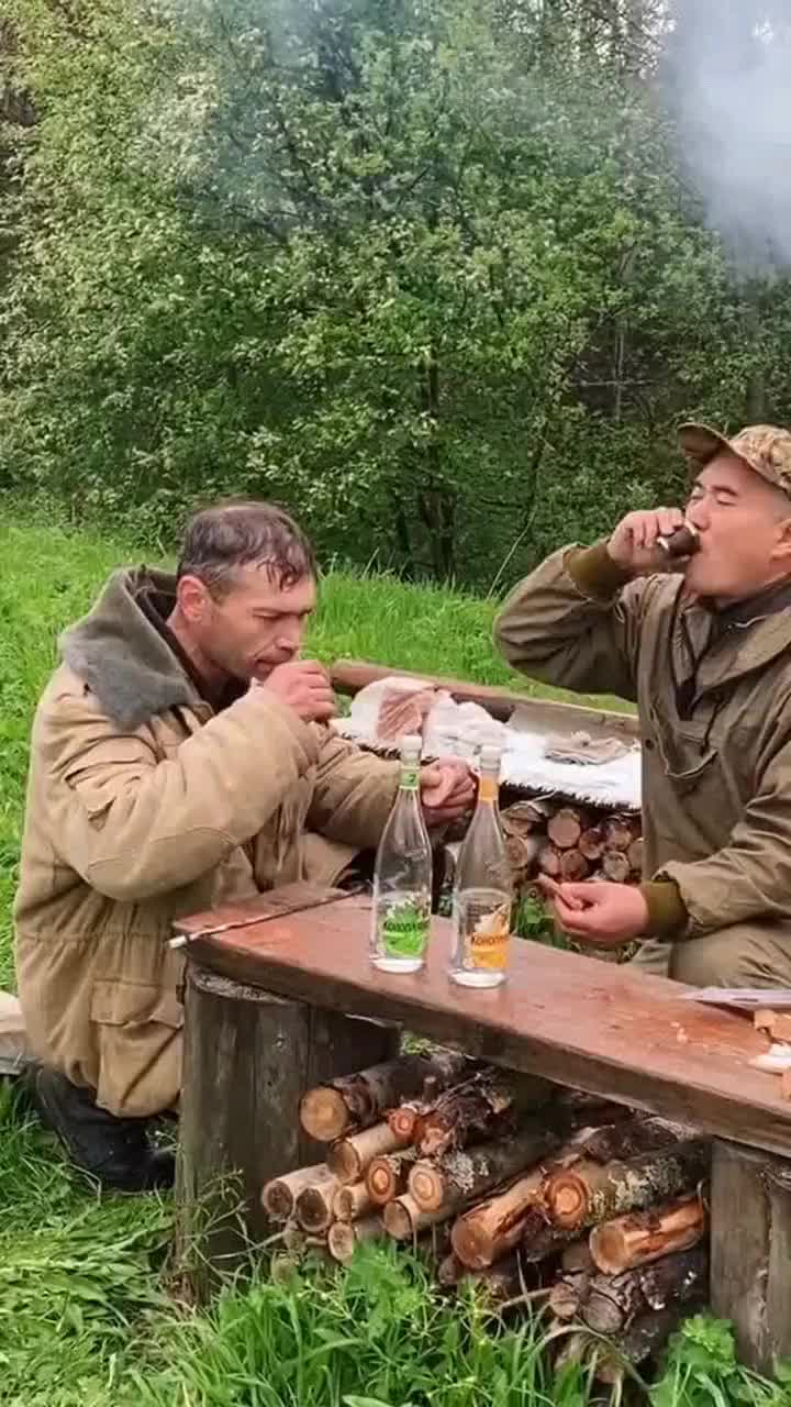 俄罗斯的酒蒙子,喝杯伏特加,还得闻一闻下酒菜!