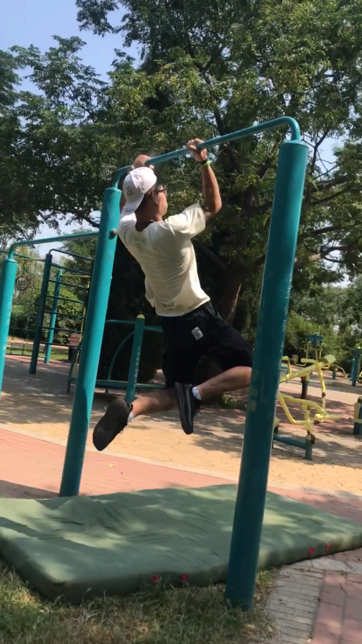 街拍#这么玩单杠还是第一次见啊