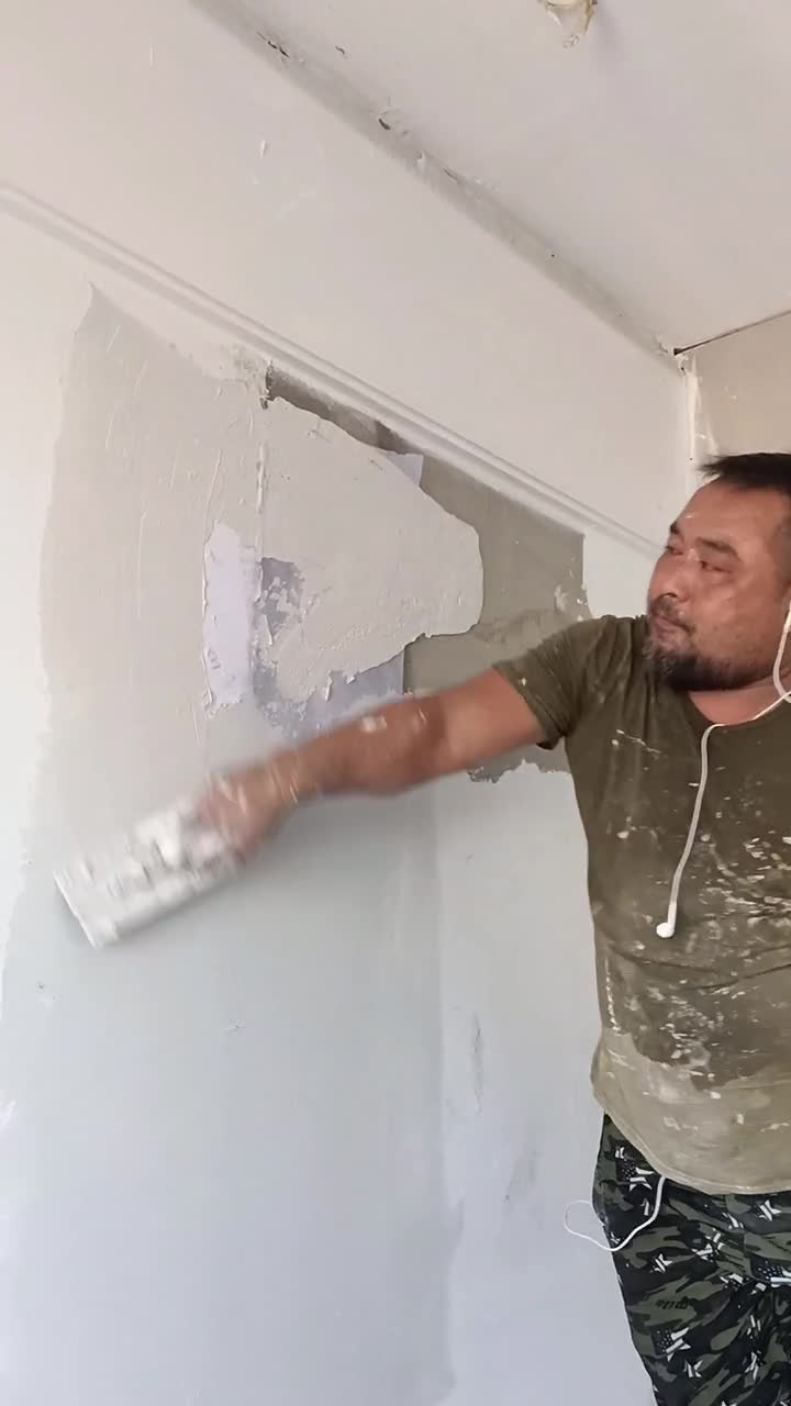 今天又来刮涂料了,不好的地方要刮好,开工#记录我在工地刮腻子#我是