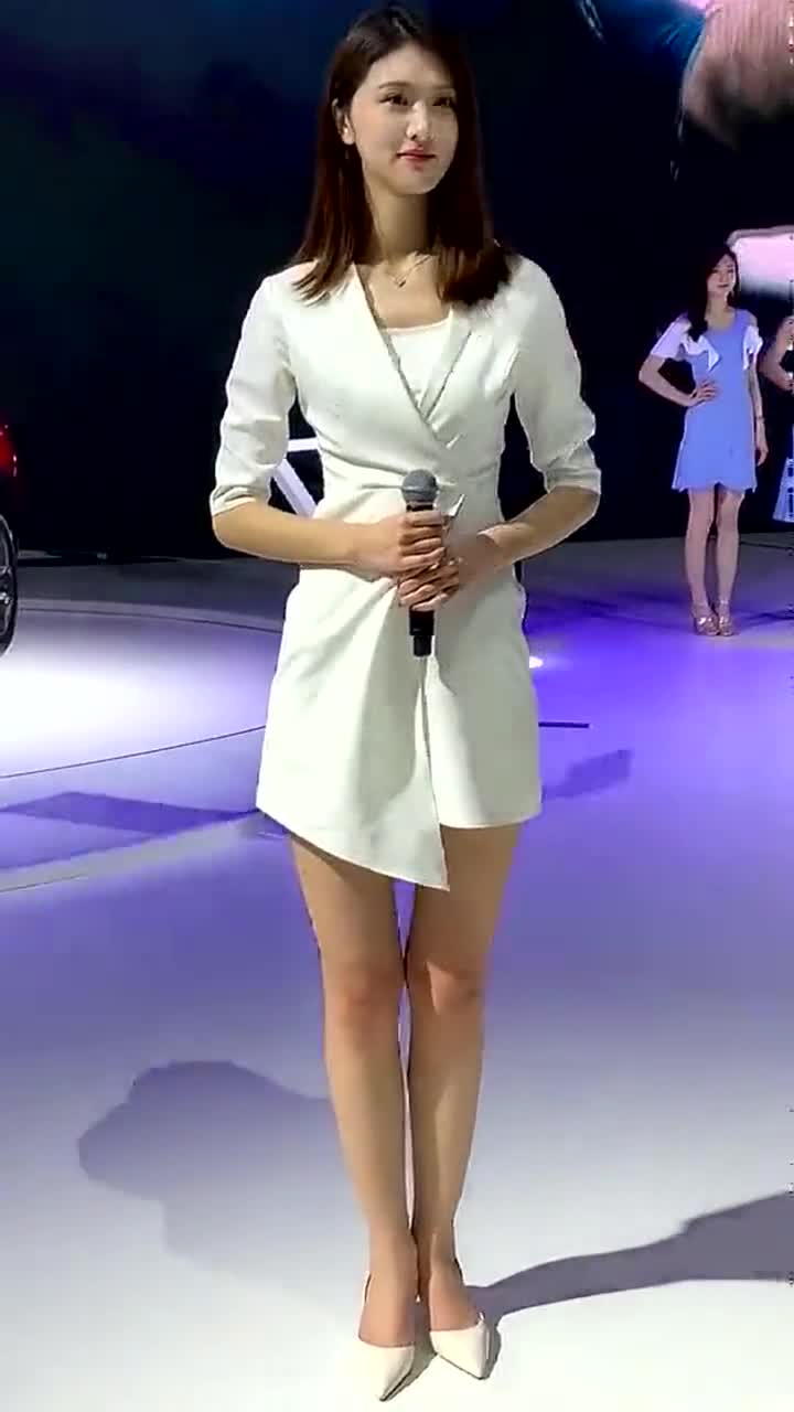 长腿主持人,这站姿标准吧