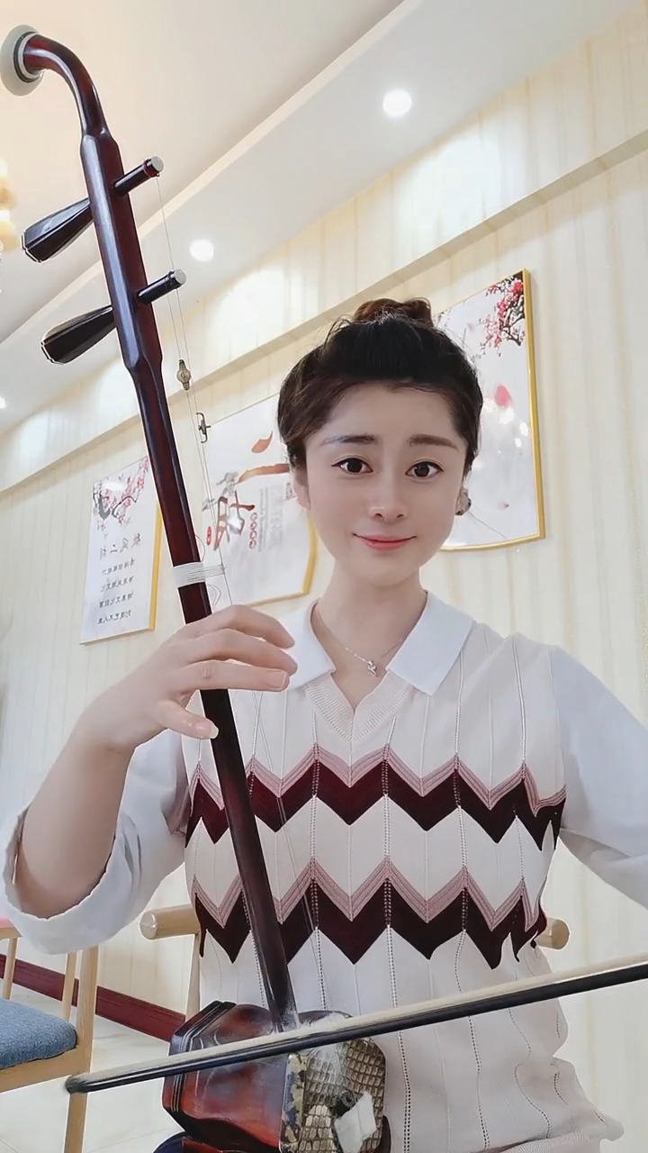 迷惑行为大赏#美女二胡拉奏《人间第一情》琴音优美悦耳,宛若天籁之