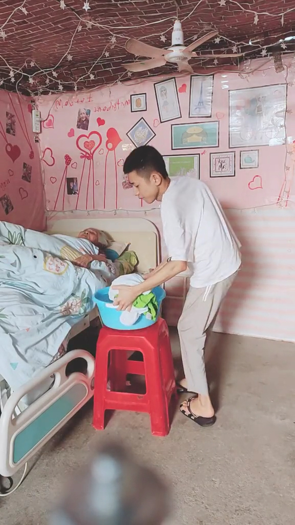 全民正能量#谢谢大家关心我,小龙因为照顾奶奶真的走不开,没办法去