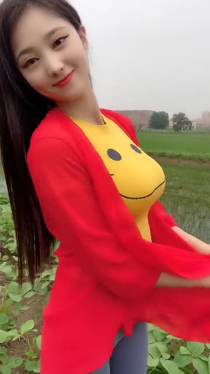 长发小姐姐户外自拍笑起来的样子真可爱