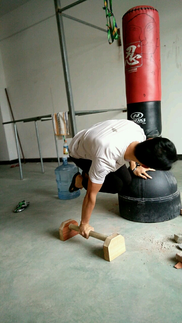 最帅气的团身俯卧撑