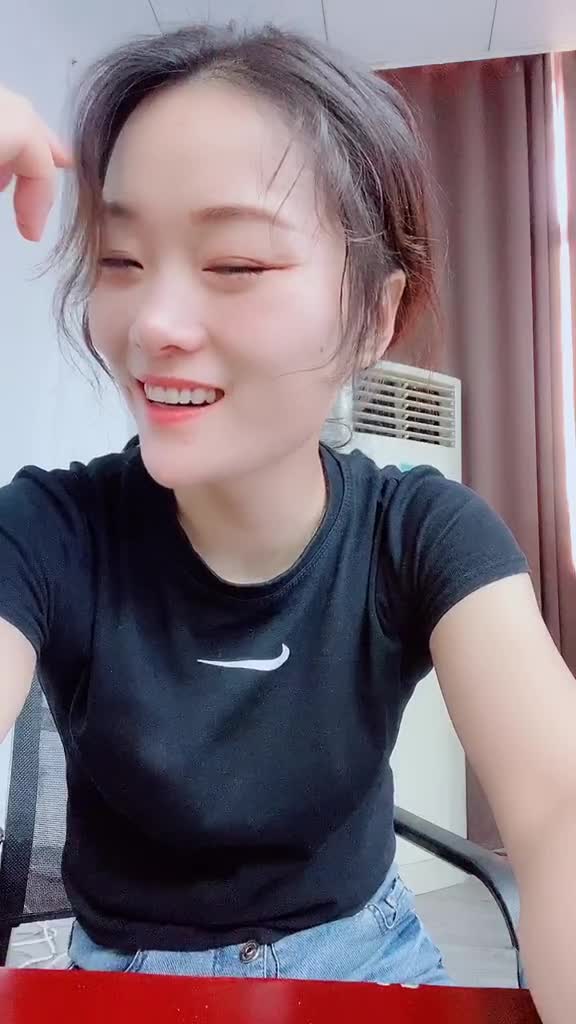 芊芊(编哥)发了一个,你尽管点开,不好看算我输!