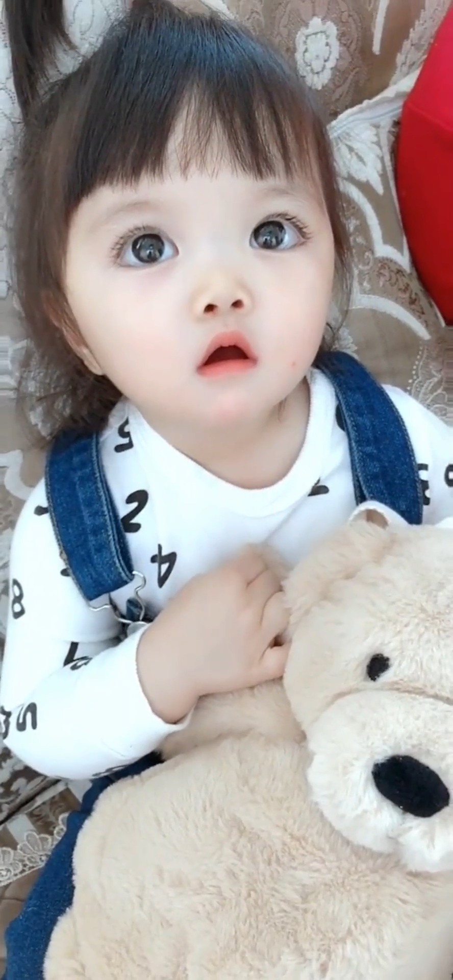 娱乐#最近这个大眼睛萌娃火了,好漂亮的眼睛,看得我心都快化了