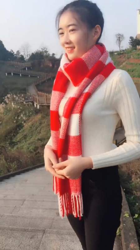 娱乐#四川老婆就是水灵,就是品味真土,紧身白毛衣加红围巾!