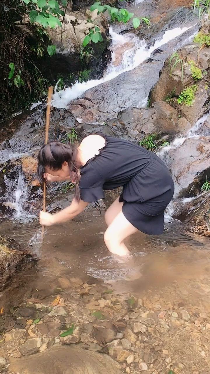 越南女人捞鱼图片