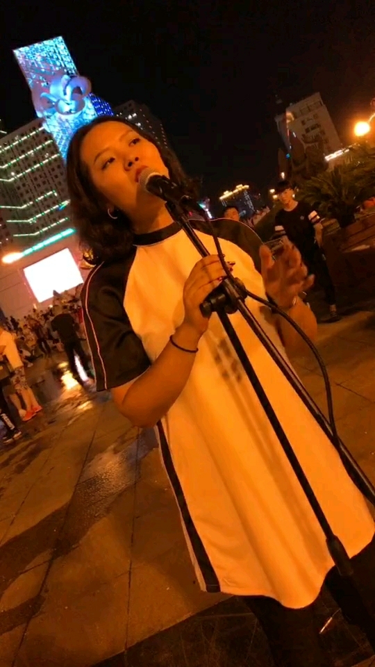 广西妹子唱歌图片