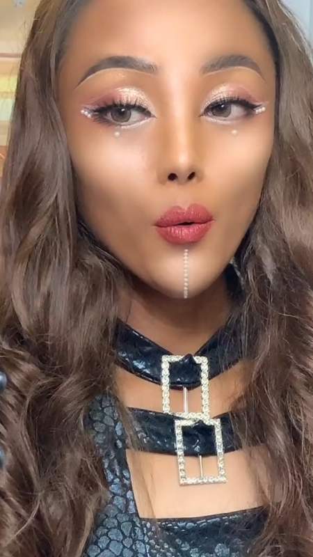 黑妞唱首老歌是黑妞妆画的好还是歌唱的好呢夸张妆容黑皮欧美妆