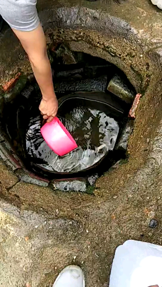 传说中的天然山泉水,喝第一口甘甜,喝第二口清爽,喝第三口可益寿