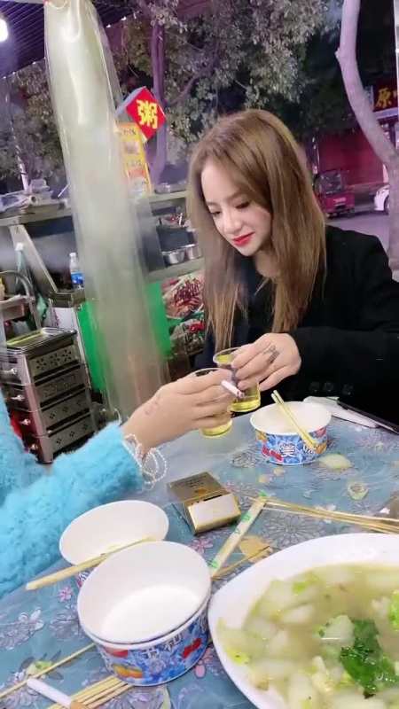 明人不说暗话,我喜欢会喝酒的女孩子!