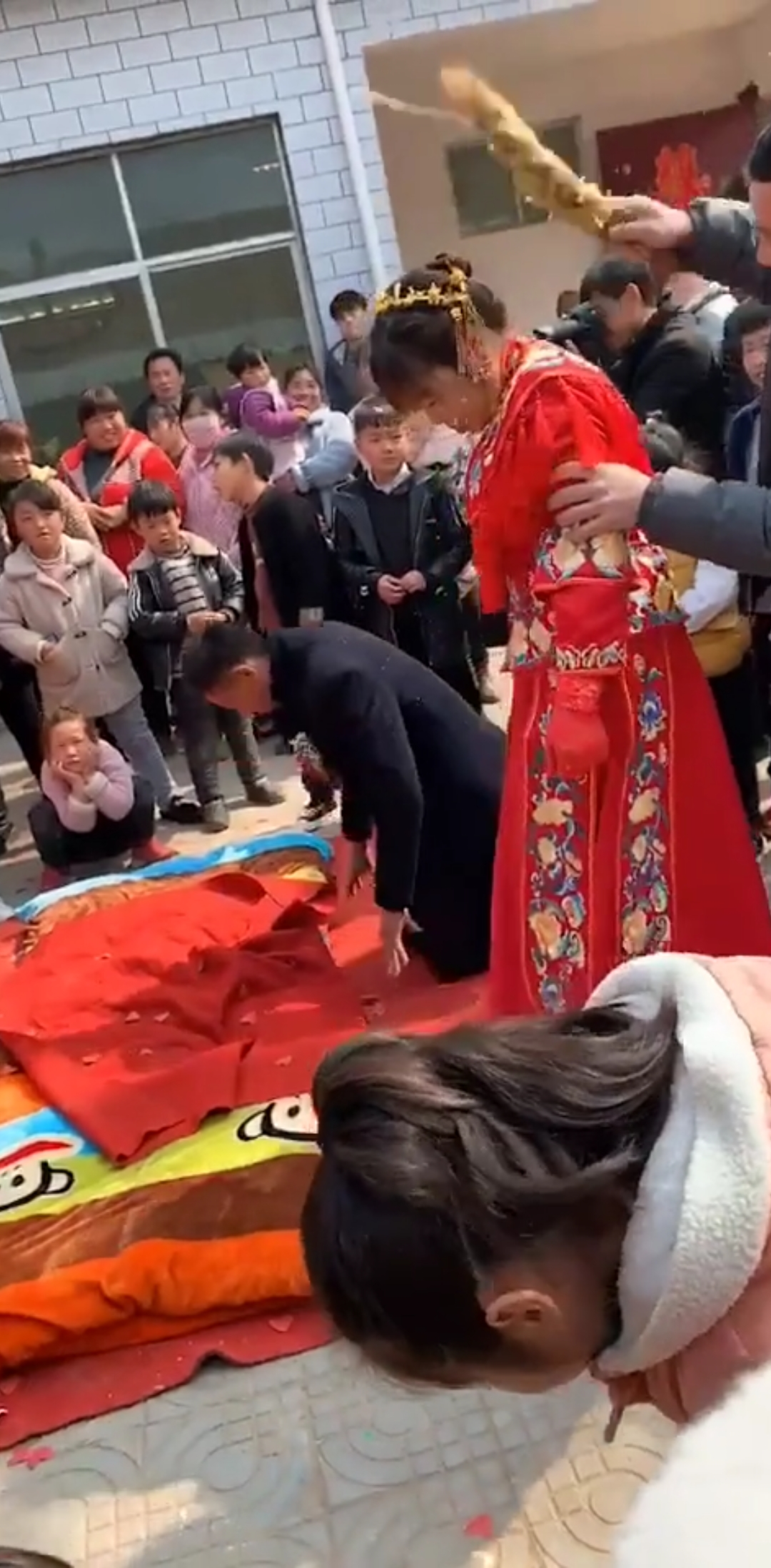 新郎官儿下跪磕头,新娘没下跪磕头的后果,漂亮新娘好脾气呀!