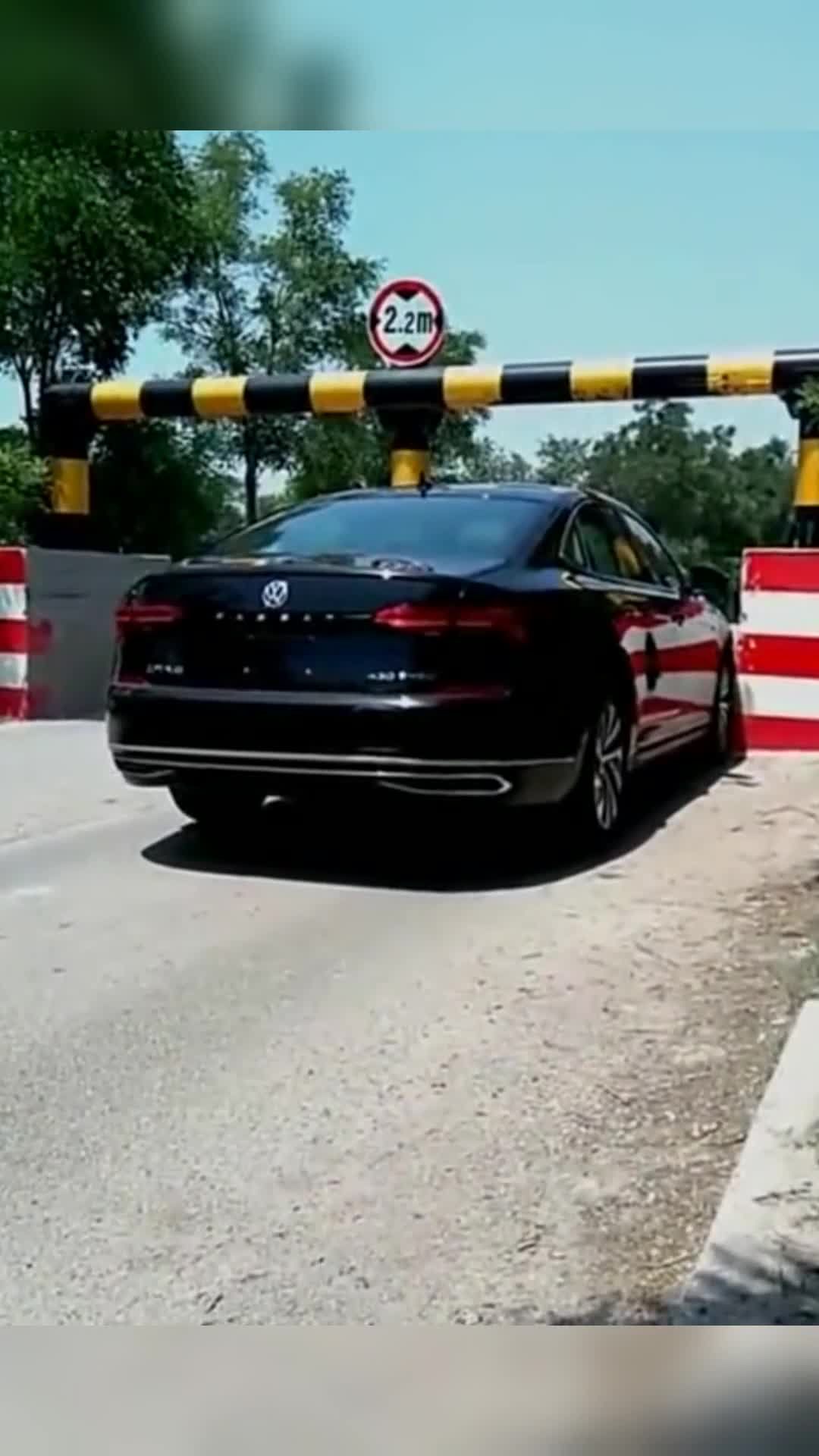 女司机真是不配开车,几十万买来的新车,被这限宽柱上了一课