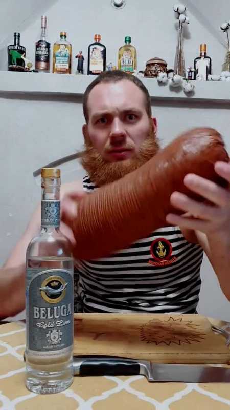 一瓶威士忌,一根大香肠,这就是俄罗斯大汉的标配啊!