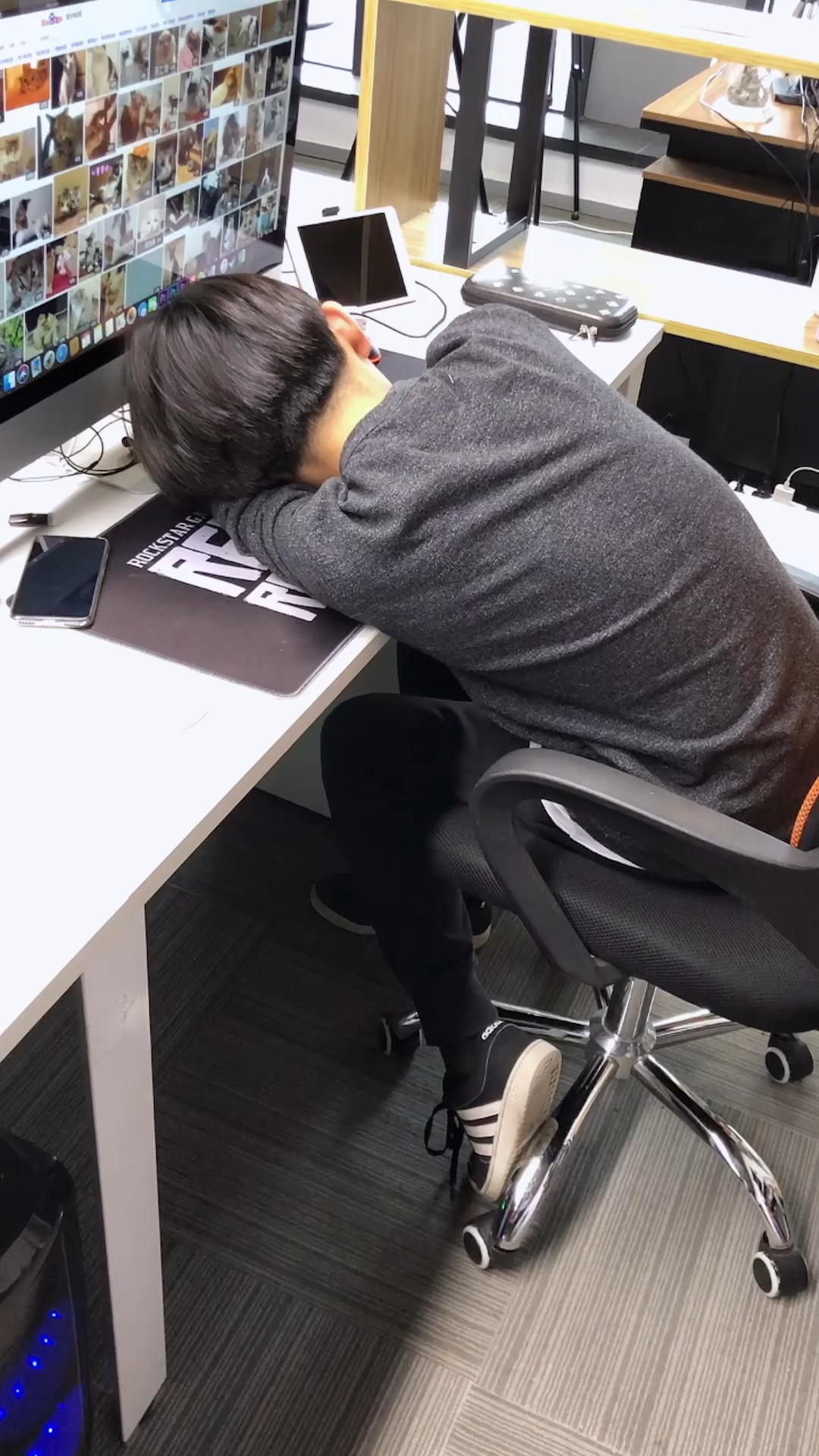 一男子上班睡觉导致