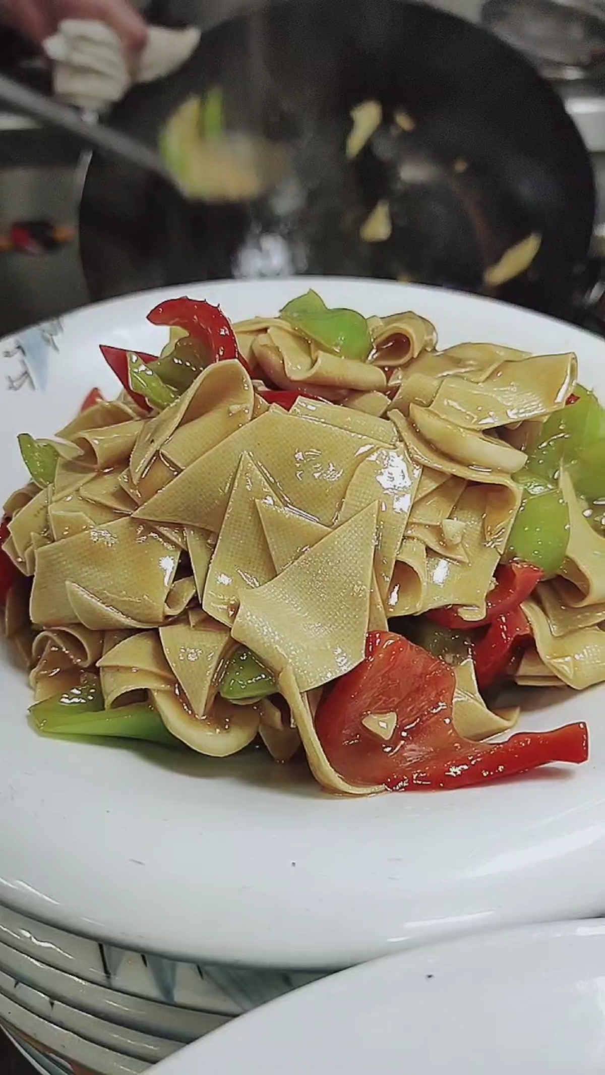 不可辜负的美食#尖椒炒豆皮东北厨师焯水都要放碱面,这样豆皮柔软.