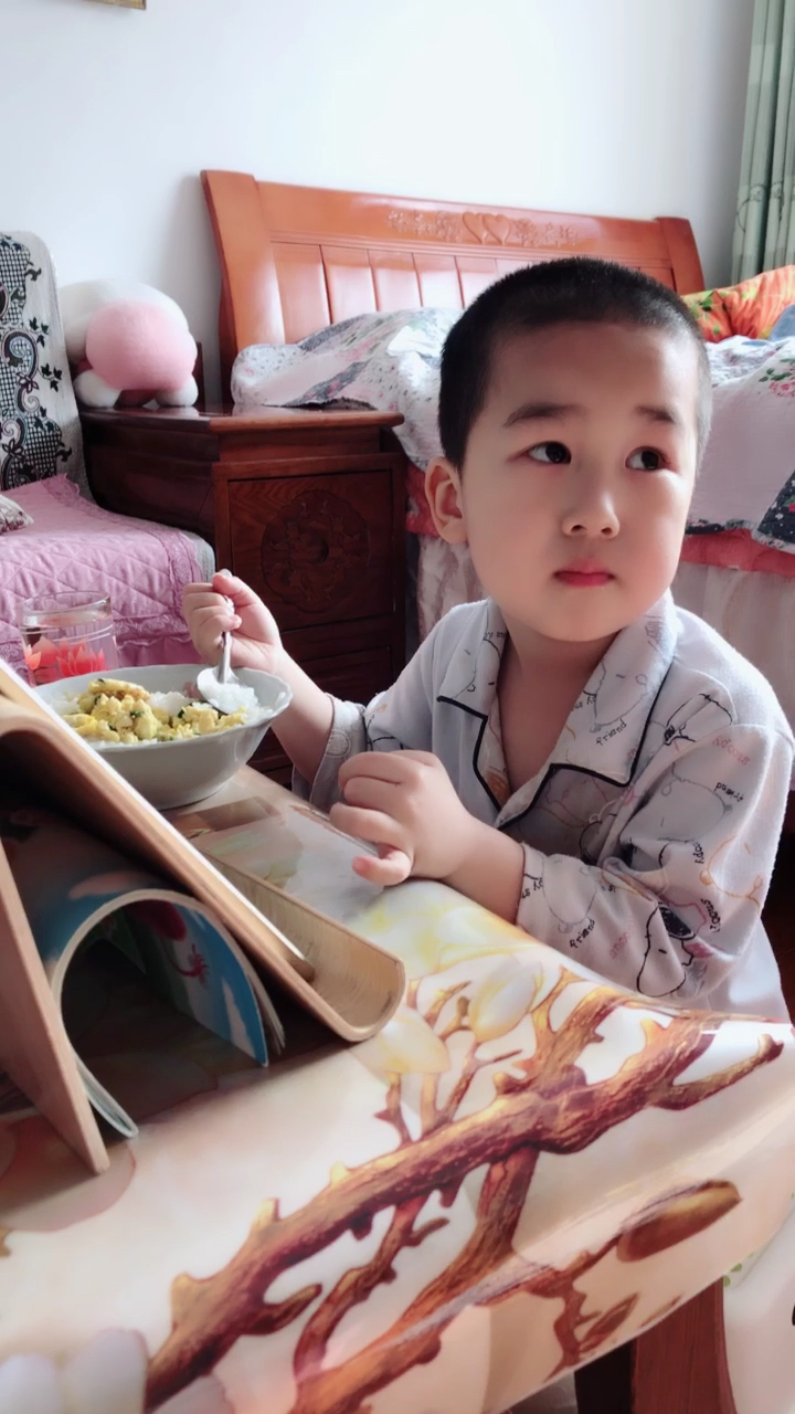 宝宝吃饭香
