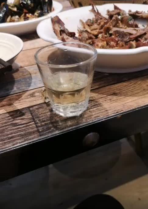 几年前开始喜欢上了自己喝酒,眼前这一幕,我本不孤独!