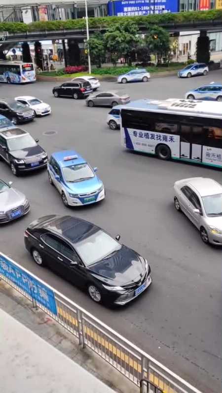 出租车没机会加塞后面的路虎揽胜开始烦躁不安了顶不住压力的出租车