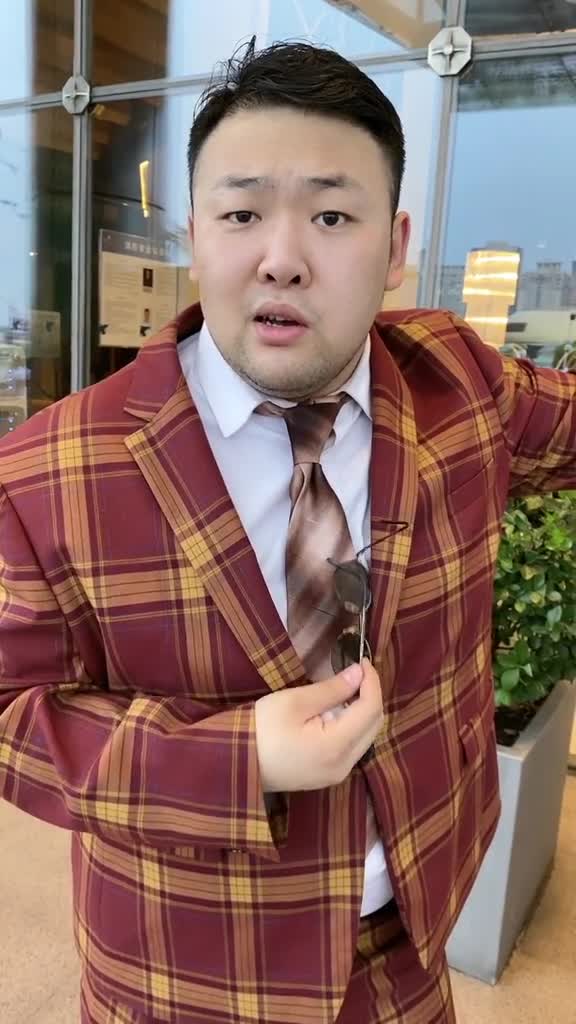 这小胖子让我给他当翻译,可真是遇对人了~纯情阿伟