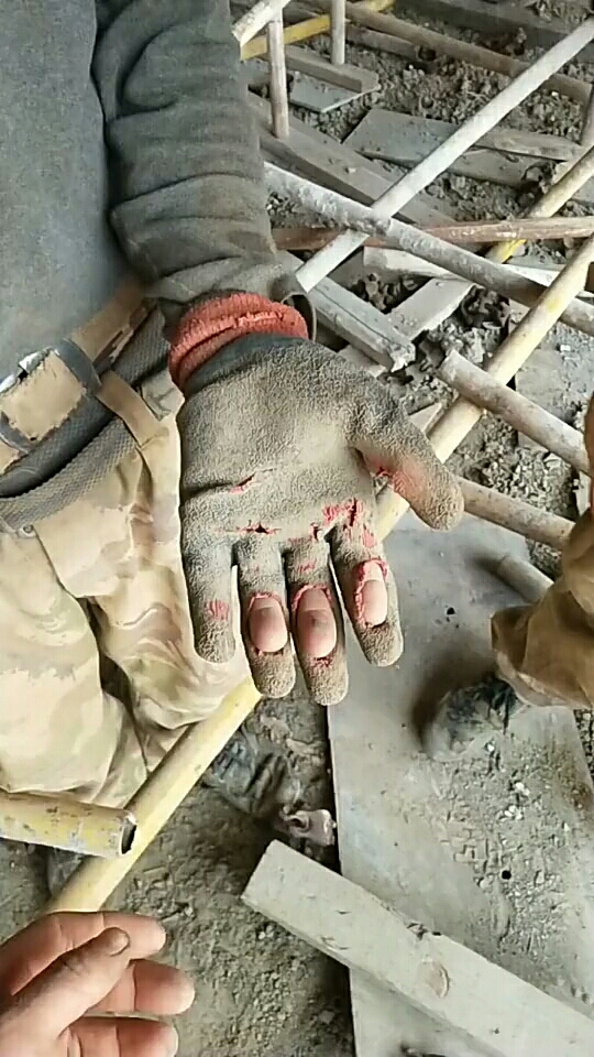 建筑工人粗糙的手图片
