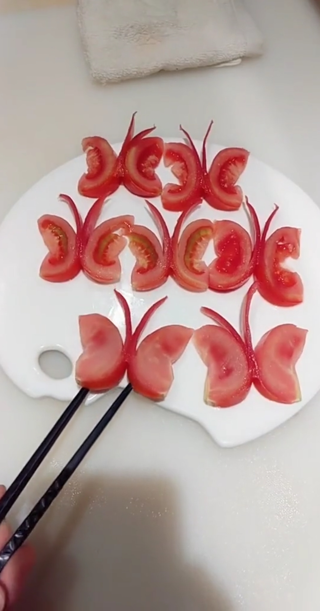 秀出你的拿手菜#西红柿切成花样,撒上白糖,小孩更喜欢吃.