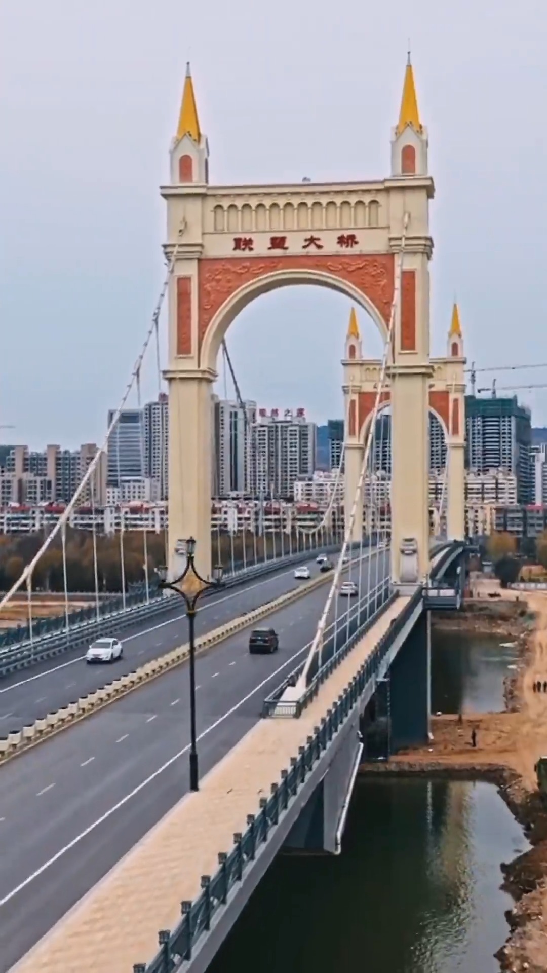 航拍#西北首座双索面自锚式悬索桥,为中国基建工人们点赞