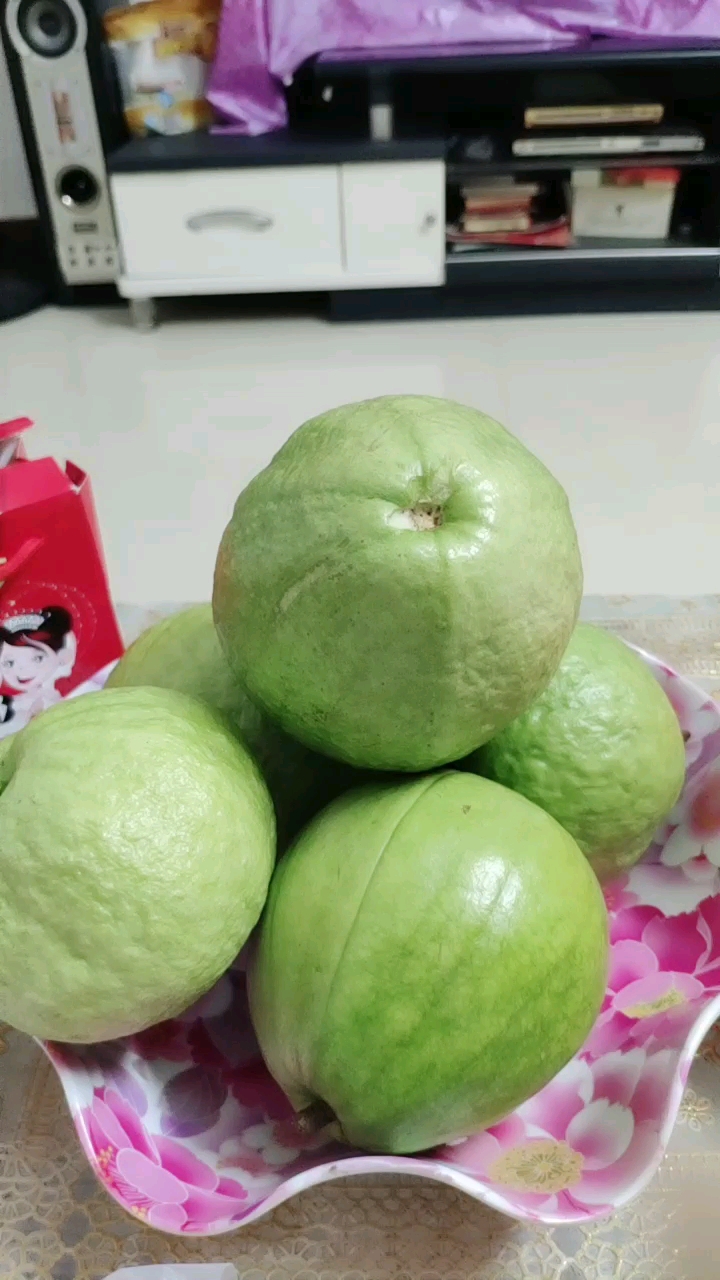 这么大个的番石榴,我们叫秋果