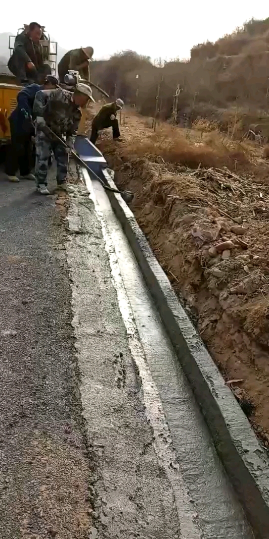 路肩一次成型机施工中,科技改变施工方式